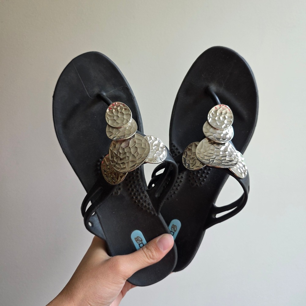 Oka-B Women Black Thong Sandals Silver Hammered Disc Accents Size ML 8-9 USA